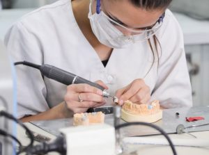 Lire la suite à propos de l’article Qu’est-ce qu’un prothésiste dentaire ? Tout savoir sur ce métier passionnant