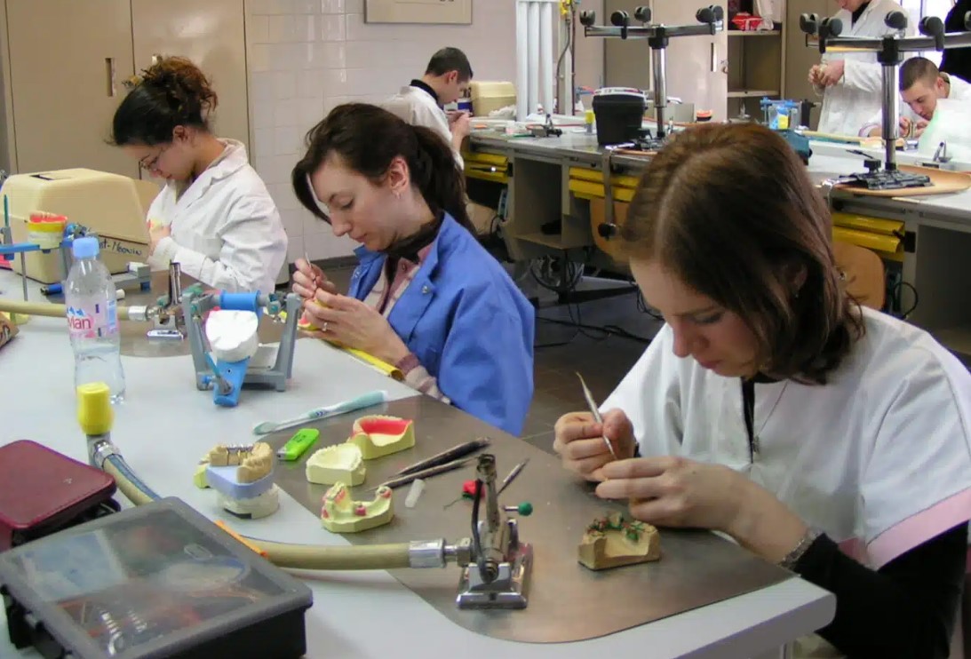 Lire la suite à propos de l’article Formation en prothèse dentaire : Les questions que vous nous posez souvent